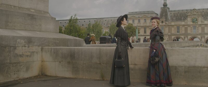Auf welcher Seite steht Theodosias Cousine Nigella (Olivia Barrowclough, r.)? Miss Krait (Momo Yeung, l.) prüft sie kritisch. – Bild: ZDF/​2022 Cottonwood Media/​ZDF Studios
