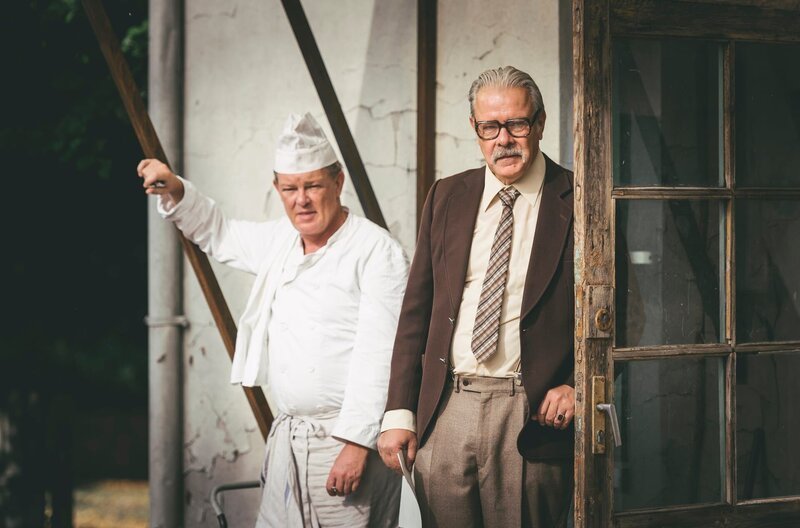 Koch-Mike (Thomas Lawinky) und Krombach (Andreas Leupold) im Hof Klausners – Bild: MDR/UFA Fiction/Lukas Salna Koch-Mike (Thomas Lawinky) und Krombach (Andreas Leupold) im Hof Klausners – Bild: MDR/UFA Fiction/Lukas Salna