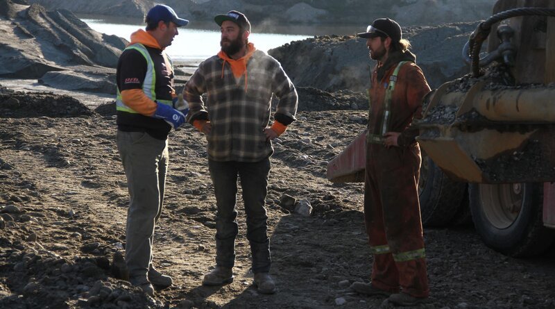 Mitch, Ty and Justin talking. – Bild: E Gorsuch /​ Raw Tv Limited /​ Photobank /​ Discovery Communications, LLC