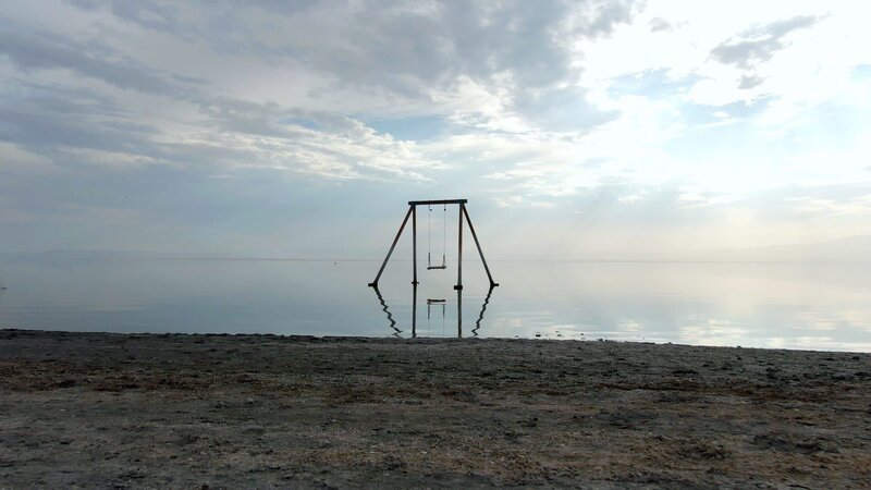 Einst war Salton Sea ein Urlaubsparadies der Mittelschicht Amerikas. Heute entdecken Künstler den sterbenden See für ihre Installationen – wie diese Schaukel. – Bild: Yousif Al-Chalabi