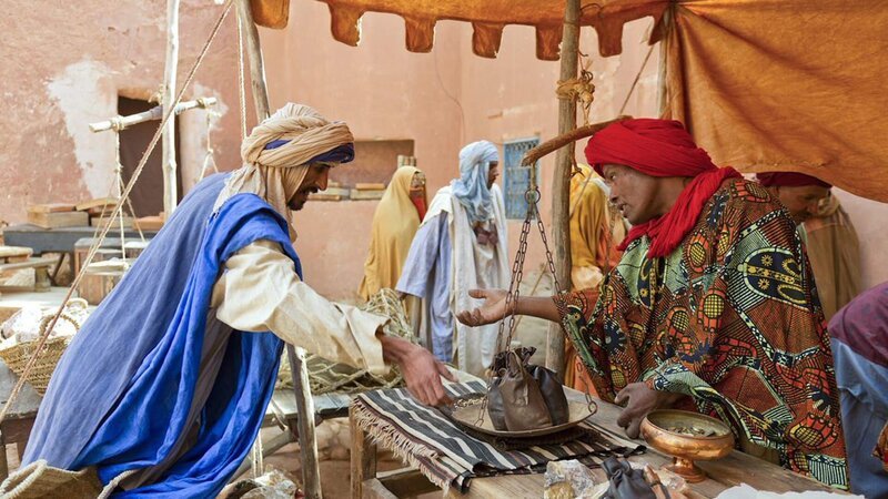 Nordafrikanische Nomaden, die sich Tuareg nennen, haben über 1000 Jahre in der Sahara überlebt. Sie handeln mit etwas, das uns heute als selbstverständlich erscheint. Für ihre Kunden ist es eines der wertvollsten Güter der Erde: Salz. – Bild: N24 Doku