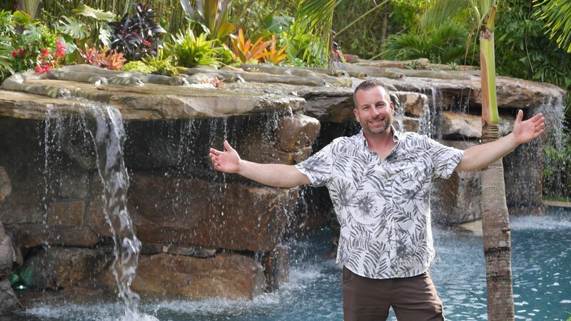 Lucas Congdon poses in front of completed pool. – Bild: Animal Planet