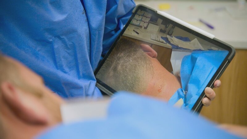 Close Up of Dr Emma’s Ipad showing a picture of Ben S’ neck after the procedure to remove the cyst – Bild: Warner Bros. Discovery, Inc.