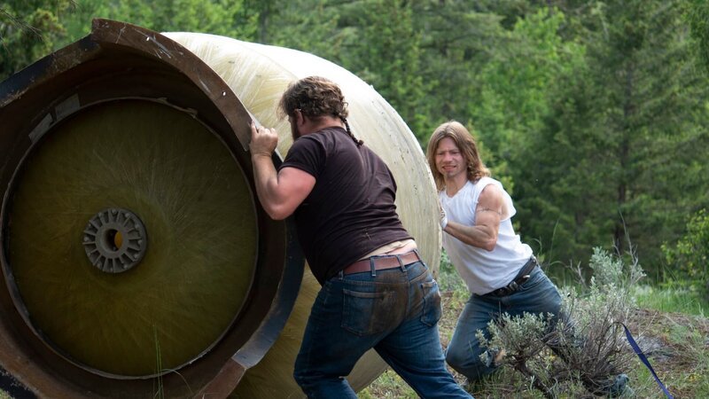 Gabe and Bear place water tank. – Bild: Discovery Communications, LLC