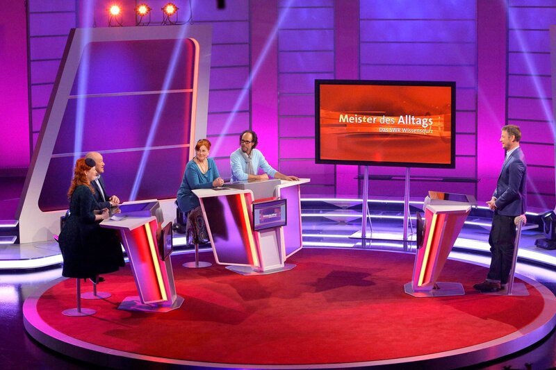 Moderator Florian Weber (re.) testet im Wissensquiz „Meister des Alltags“ die Praxistauglichkeit seiner prominenten Kandidaten (v. li.): Enie van de Meiklokjes, Bodo Bach, Alice Hoffmann, Christoph Sonntag. – Bild: SWR/​Peter A. Schmidt