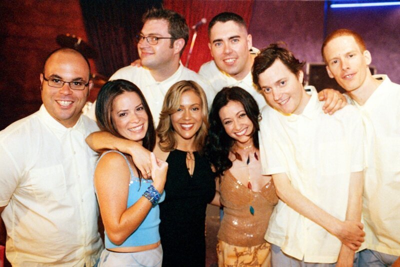 Piper (Holly Marie Combs, M.l.), Prue (Shannen Doherty, M.r.) und Phoebe (Alyssa Milano, M.) amüsieren sich mit einer Band im Club. – Bild: 2019 CBS Studios Inc. All Rights Reserved. Lizenzbild frei