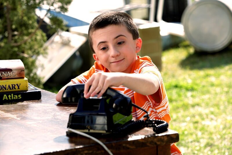 Brick (Atticus Shaffer) entwickelt sich zum echten Businessgenie, bis er vor eine Frage gestellt wird, die er nicht beantworten kann … – Bild: HBOH