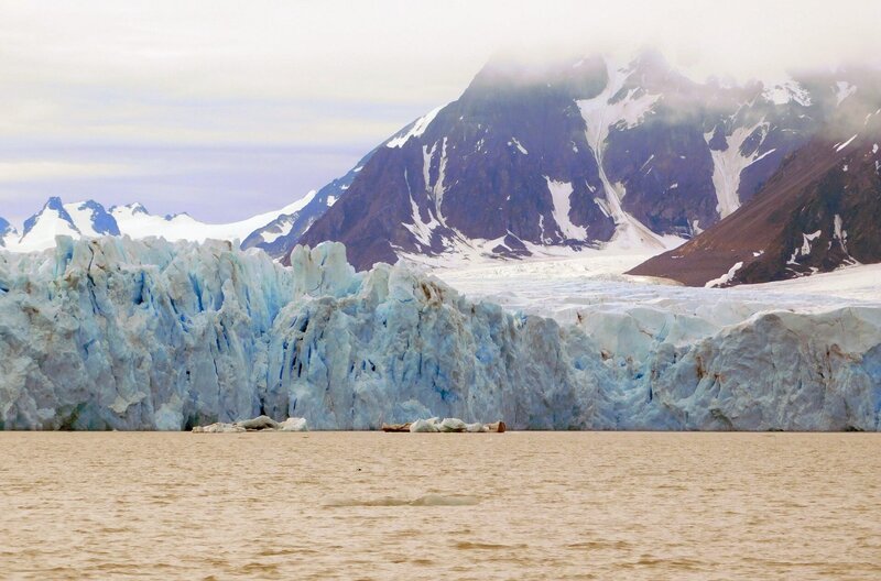 Die außergewöhnliche Landschaft Grönlands ist ständigem Wandel unterworfen. Dieser Wandel beeinflusst den gesamten Planeten und die Zukunft der Menschheit. – Bild: Stewart McPherson