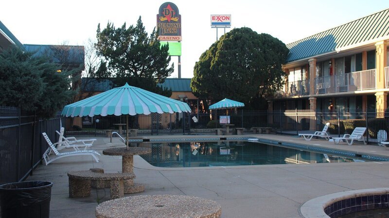 Outside the Bossier Inn and Suites in Shreveport, Louisiana – Bild: The Travel Channel, L.L.C.