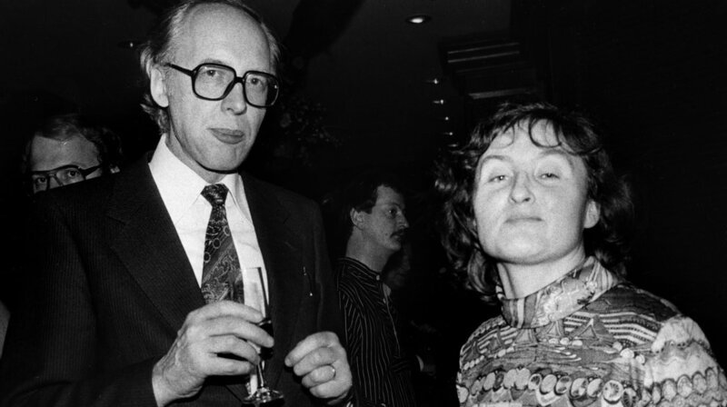 Der Film zeigt den einzigartigen Werdegang der beiden legendären Filmkuratoren Erika und Ulrich Gregor, deren Liebe füreinander und für das Kino seit 65 Jahren ungebrochen ist, und die als Kinogründer, Festivalkuratoren und „Filmdiplomaten“ die deutsche Film- und Kinolandschaft und den gesellschaftlichen Diskurs entscheidend mitgeprägt haben – eine Reise durch über 100 Jahre Filmgeschichte. – Erika und Ulrich Gregor bei einem Filmempfang, 1975. – Bild: rbb/Erika Rabau Der Film zeigt den einzigartigen Werdegang der beiden legendären Filmkuratoren Erika und Ulrich Gregor, deren Liebe füreinander und für das Kino seit 65 Jahren ungebrochen ist, und die als Kinogründer, Festivalkuratoren und „Filmdiplomaten“ die deutsche Film- und Kinolandschaft und den gesellschaftlichen Diskurs entscheidend mitgeprägt haben – eine Reise durch über 100 Jahre Filmgeschichte. – Erika und Ulrich Gregor bei einem Filmempfang, 1975. – Bild: rbb/Erika Rabau