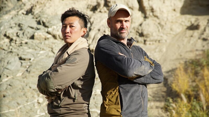 Wu Xin Lei and Ed Stafford posing for the camera. – Bild: Rob Sixsmith /​ International Networks.