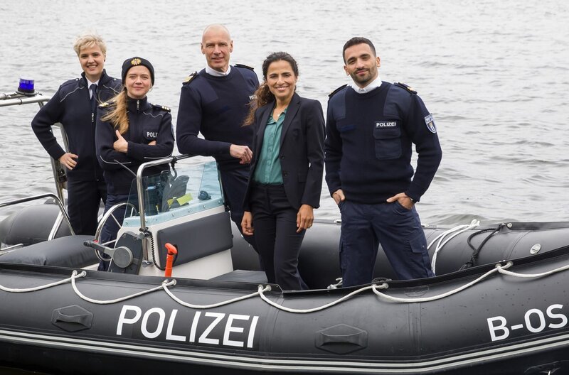 Aus dem Berliner Dom wurde ein wertvolles Exponat gestohlen – Jasmin Sayed (Sesede Terziyan, links) und Wolf Malletzke (Christoph Grunert, rechts) ermitteln.; Das Team der Wapo Berlin (von links): Kriminaloberkommissarin-Anwärterin (Melina Borcherding), Kriminalhauptkommissarin Paula Sprenger (Sarina Radomski), Kriminalhauptkommissar Wolf Malletzke (Christoph Grunert), erste Kriminalhauptkommissarin Jasmin Sayed (Sesede Terziyan), Kriminaloberkommissar Fahri Selik (Hassan Akkouch). – Bild: ARD/​BR/​Daniela Incoronato