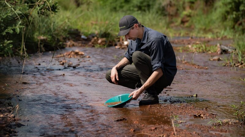 Parker Schnabel panning for gold in Serra Pelada, Brazil – Bild: Warner Bros. Discovery, Inc.