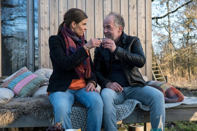 Oskar Schütz (Marek Erhardt, r.) und seine Freundin Bente Jansen (Judith Döker, l.) stoßen auf das Landleben an. – Bild: Manju Sawhney /​ ZDF Enterprises GmbH /​ Die Verwendung ist nur bei redaktioneller Berichterstattung im Rahmen einer Programmankündigung ab 2 Monate vor der ersten Auss /​ © ZDF