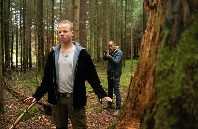 Jerry Paulsen (Peter Marton, r.) nimmt Markus von Mahnfeld (Martin Wißner, l.) die Waffe ab – Monika war’s nicht, behauptet er. – Bild: BR/​ARD/​Lucky Bird Pictures/​Angela M.