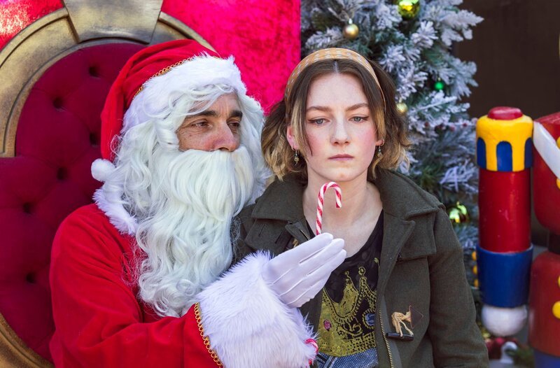 Nein danke! – Audrey hat mit diesem Weihnachtsmann eine viel größere Rechnung offen. – Bild: WDR/​Lingo Pictures & All3Media International