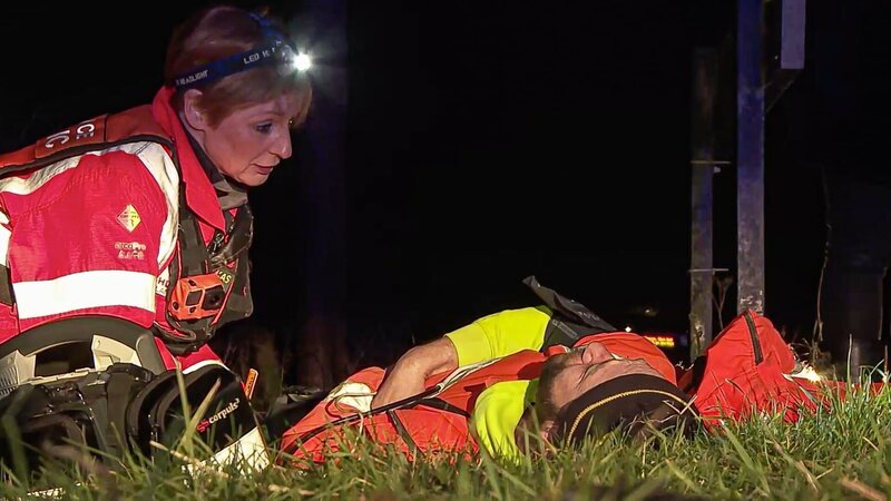 Lisa D spricht in der Dunkelheit mit einem Patienten auf dem Boden. – Bild: Really /​ Air TV; Discovery Communications