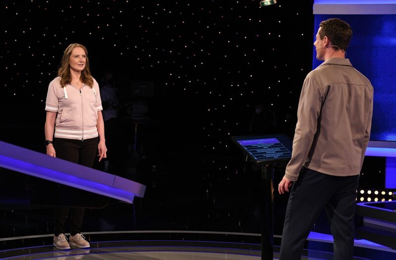 Moderator Alexander Bommes (r.) mit der Kandidatin Sabine Meier (l.). – Bild: ARD/​Uwe Ernst