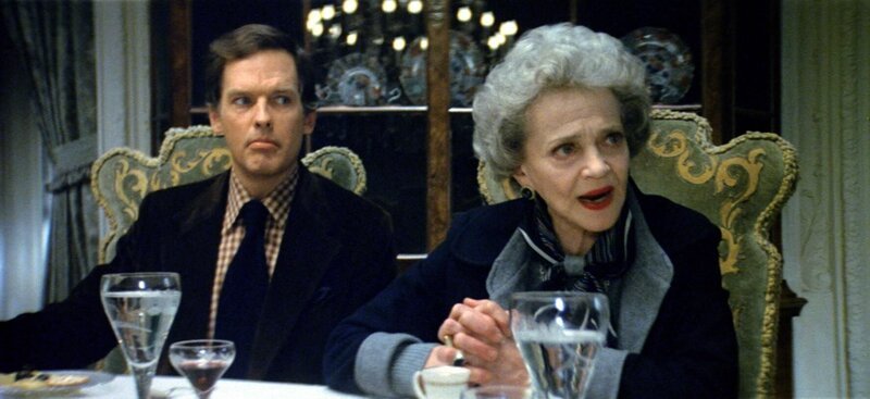 Museumskurator Charles Warren (Nicholas Pryor, l.) und Tante Marion (Sylvia Sidney, r.) glauben an die Wiederkehr des Antichristen – in Gestalt des jungen Damien … – Bild: 20th Century Fox Film Corporation Museumskurator Charles Warren (Nicholas Pryor, l.) und Tante Marion (Sylvia Sidney, r.) glauben an die Wiederkehr des Antichristen – in Gestalt des jungen Damien … – Bild: 20th Century Fox Film Corporation