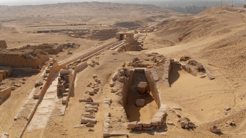 Selbst im Tod wird die Verbundenheit der Ägypter zum Nil deutlich. In unmittelbarer Nähe zu den Pyramiden finden sich ovale Gruben, in denen seetüchtige Schiffe beigesetzt wurden. – Bild: THE HISTORY CHANNEL /​ © Gruppe 5 Filmproduktion GmbH