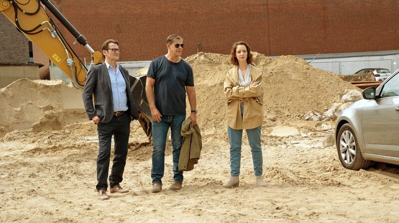 Die Kommissare Lars Englen (Ingo Naujoks, l.), Finn Kiesewetter (Sven Martinek, M.) und Ida Müller-Dogan (Amelie Plaas-Link, r.) sind noch immer auf der Suche nach dem Tatort. – Bild: ARD/​Marion von der Mehden