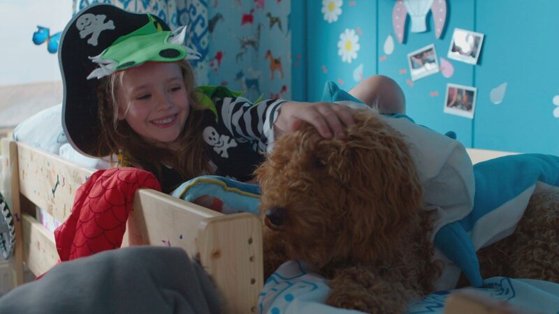 Wuffel ist Evis bester Freund. – Bild: ZDF/​Darrall MacQueen