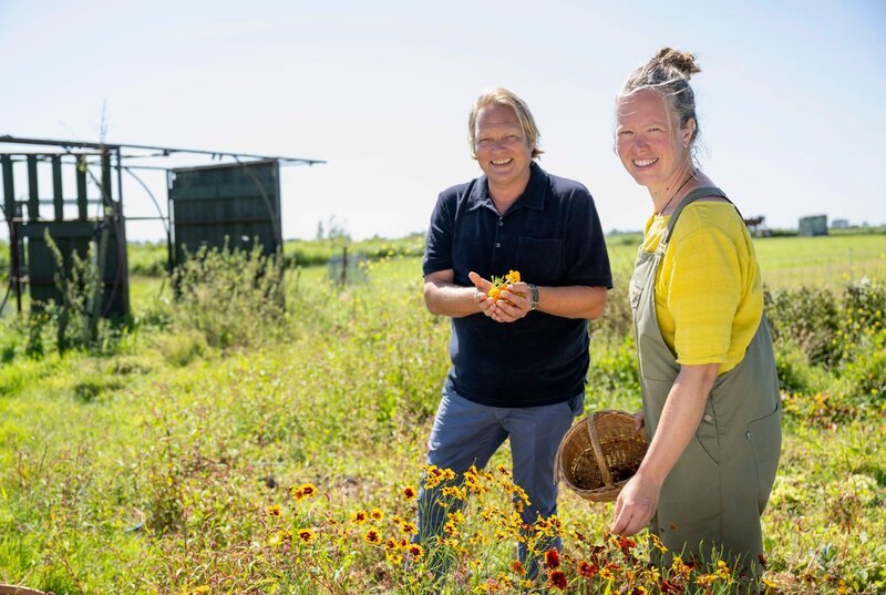 Björn Freitag (l) besucht das Geschwisterpaar Pytsje (r) und Sjoerd van der Hem und ihren „Garten der Zukunft“ in Jorwert. Die Selbstversorger bewirtschaften das Land rund um ihr Elternhaus nach den Prinzipien der Permakultur. Beim Obst- und Gemüseanbau und bei der Schafhaltung versuchen sie eine natürliche Balance zu finden und möglichst viel aus ihren eigenen Produkten zu verwerten. – Bild: WDR/​Melanie Grande