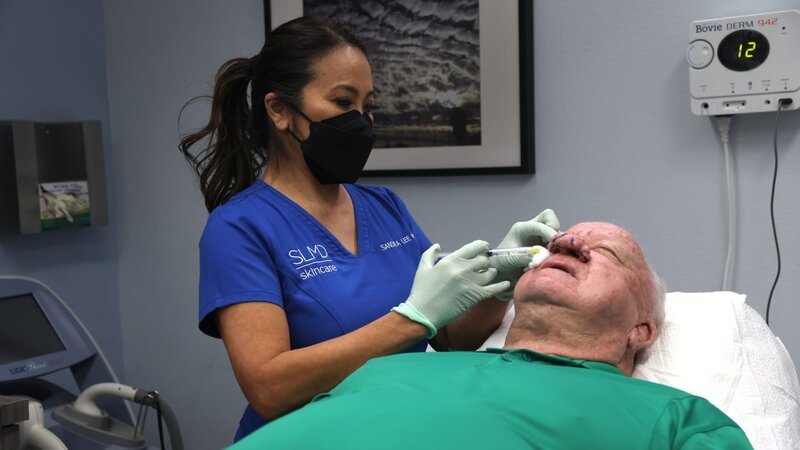 Dr. Sandra Lee numbs John S. nose in preparation for surgery. – Bild: SHANE MARASHI /​ TLC