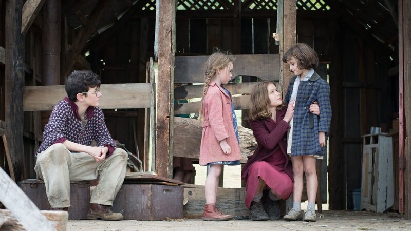 Fanny (Léonie Souchaud, 2. von rechts) und ihre Schützlinge Victor (Ryan Brodie, links), Georgette (Juliane Lepoureau, 2. von links) und Rachel (Lou Lambrecht, rechts) ruhen sich bei ihrer Flucht in einer alten Hütte aus. – Bild: ZDF/Claire Nicol Fanny (Léonie Souchaud, 2. von rechts) und ihre Schützlinge Victor (Ryan Brodie, links), Georgette (Juliane Lepoureau, 2. von links) und Rachel (Lou Lambrecht, rechts) ruhen sich bei ihrer Flucht in einer alten Hütte aus. – Bild: ZDF/Claire Nicol