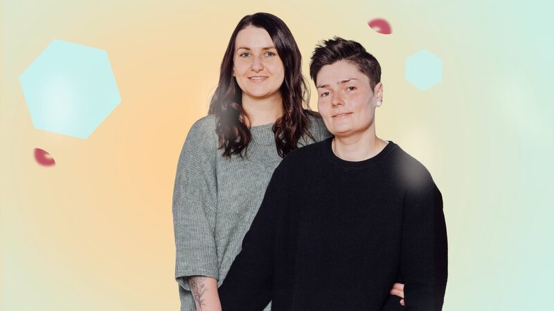 Julia und Laura versuchen ein Baby zu bekommen. – Bild: BR/​Markus Konvalin