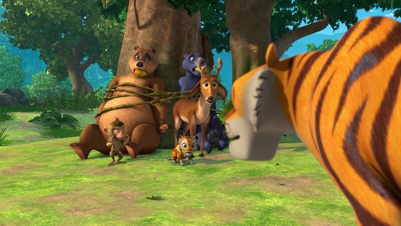 Die drei frechen Kinder: das Äffchen Trikki, das Tigerkind Chota und der kleine Hirsch Chuchip, haben Bär Balu und Panther Baghira an den Baum gefesselt. – Bild: DQ Entertainment (Ireland) Limited