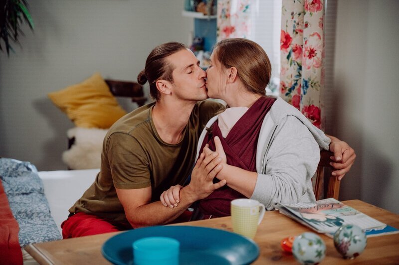 Julian (Sandro Kirtzel) und Sophia (Patricia Freund) küssen sich. – Bild: Nadya Jakobs /​ BR