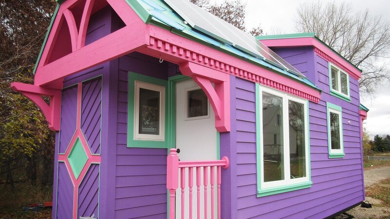 Nikis Kinder sind ausgeflogen und sie beschließt, ihren neuen Lebensabschnitt in einem XXS-Traumhaus zu beginnen. Sie und ihr Lebensgefährte Tudor wollen auf 30 Quadratmetern glücklich werden und die Freiheit haben, ihr Haus überallhin zu bewegen. Wichtig: eine voll ausgestattete Küche und ein geräumiges Bad. – Bild: HGTV