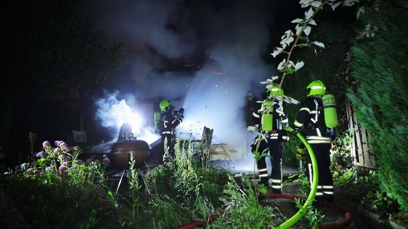 Freistaat Sachsen – Feuerwehrleute löschten den Brand in der Gartenlaube. – Bild: Warner Bros. Discovery