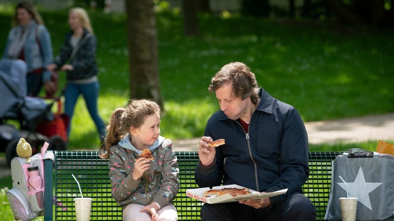 Ekki Talkötter (Oliver Korittke) findet sich schnell in seine neue Rolle als Vater und geht mit Hanna (Charlotte Schliewe) auf den Spielplatz. – Bild: Thomas Kost