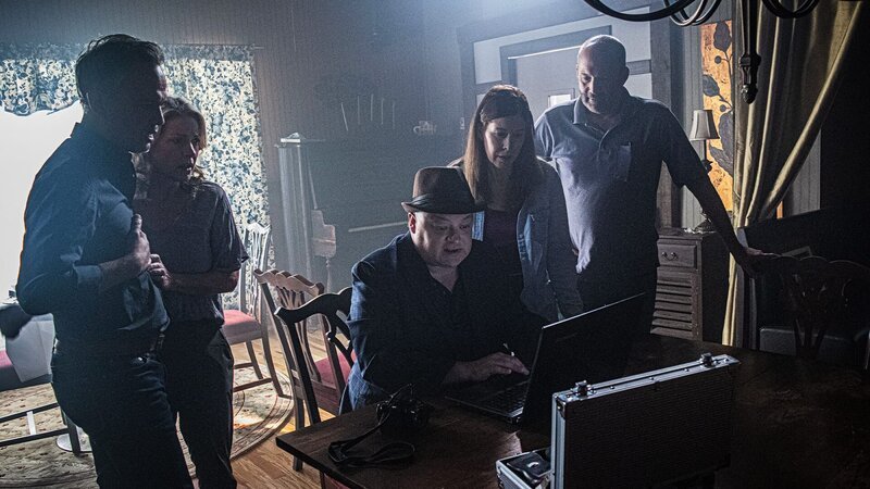 Die Massons wenden sich an paranormale Ermittler in der Hoffnung, dass sie ihnen helfen können, ihre Türen offen zu halten. – Bild: Warner Bros. Discovery