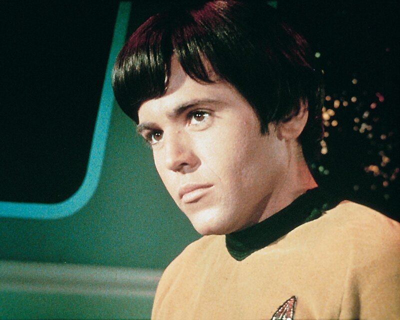 Fähnrich Chekov (Walter Koenig) hilft Lieutenant Sulu am Navigationspult. – Bild: AXN Sci-fi
