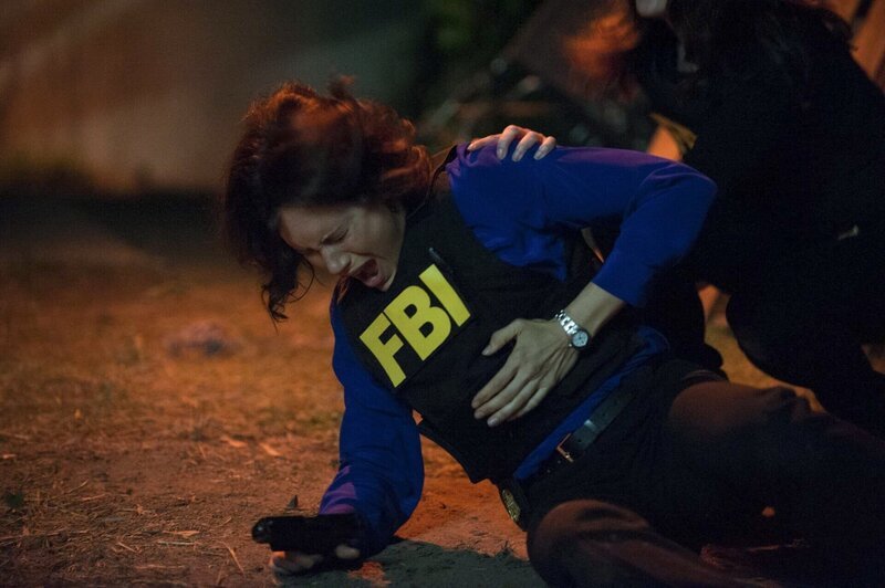 Bei einem Einsatz wird Fischer (Emily Swallow) von einem Schuss getroffen. Doch wie schwer ist sie tatsächlich verletzt? – Bild: Warner Bros. Television