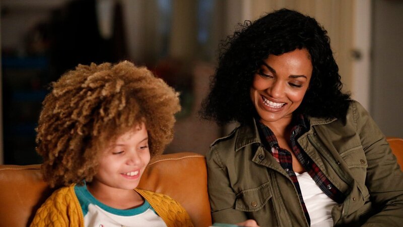 Nyla Harper (Mekia Cox, r.) bleibt über Nacht bei ihrer Tochter Lila (Carsyn Rose, l.), weil diese seit einiger Zeit Albträume hat. – Bild: ZDF und Raymond Liu./​Raymond Liu