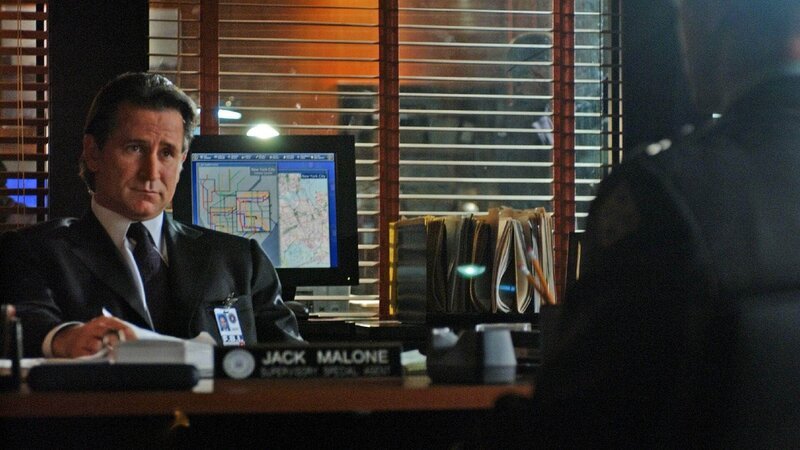 Jack Malone (Anthony LaPaglia) und sein Team erhalten einen neuen Auftrag … – Bild: Warner Bros. Entertainment Inc. & CBS Studios Inc.
