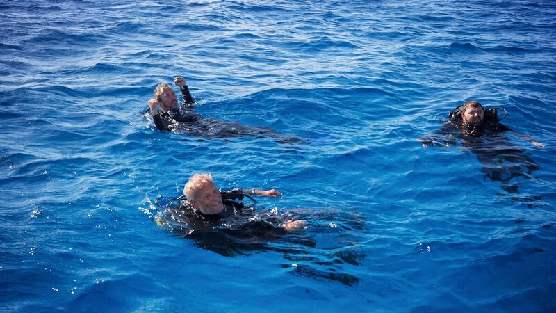 Darrell Miklos, Jim Sinclair, and Eric Schmitt in water. – Bild: Discovery Channel