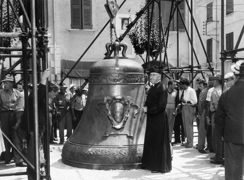 Der listige Don Camillo (Fernandel) hat sein Ziel erreicht: Eine neue Glocke für den Kirchturm. – Bild: MDR/​ARD Degeto