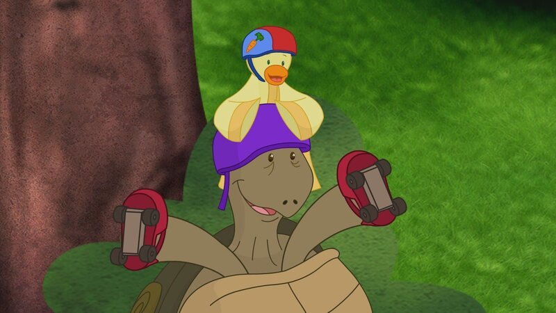 Zoé, Carla und QuackQuack trainieren heute eine Schildkröte, die beim Rollschuhwettrennen gegen einen Hasen immer verliert. – Bild: KiKA/​Mike Young Productions