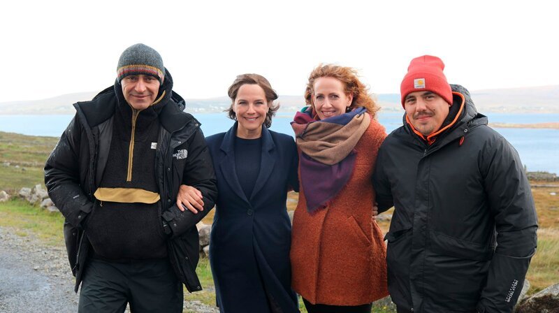 „Der Irland-Krimi“: Erfolgreicher Auftakt für Désirée Nosbusch als Polizeipsychologin Cathrin Blake und Dreharbeiten für Film 3 und 4. – Bild: ARD Degeto/​Christoph Greiner