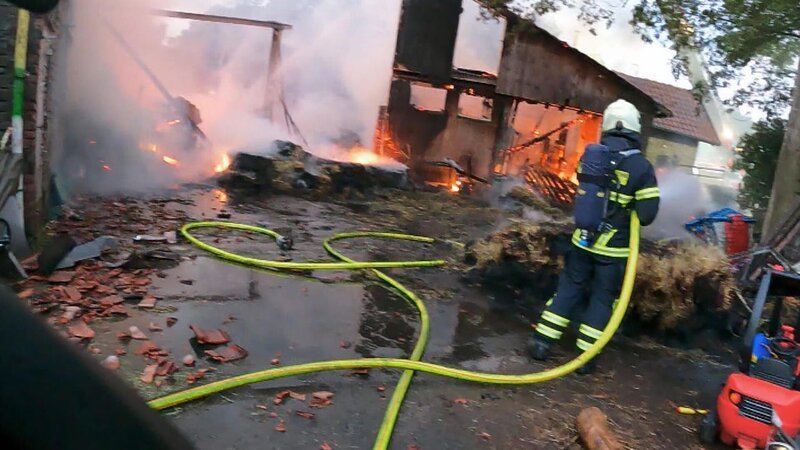 Feuerwehrmann beim Löschen eines Großbrandes. – Bild: Warner Bros. Discovery