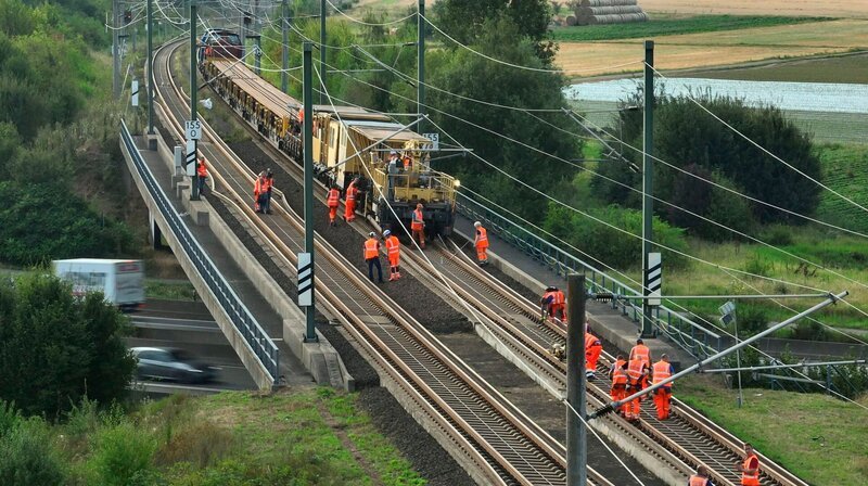 Schienenwechsel auf der Schnellfahrtstrecke Köln-Rhein/​Main. – Bild: Axel Schneppat