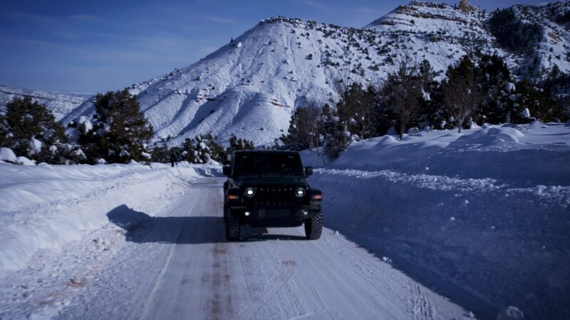 Phil und Jess auf dem Weg zum Uinta Basin in ihrem Jeep – Bild: Warner Bros. Discovery