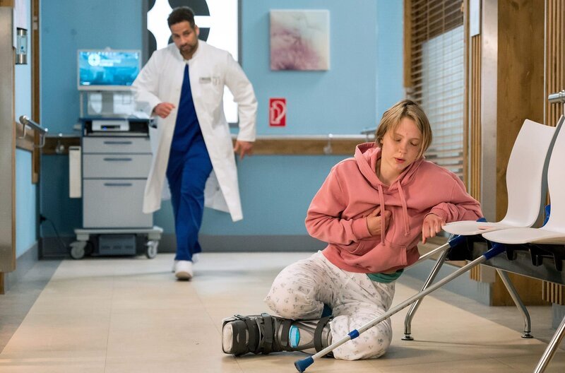 Dr. Moreau ist sofort zur Stelle, als sich der Zustand seiner Patientin Jennifer Schewe verschlechtert. – Bild: ARD/​Jens Ulrich Koch