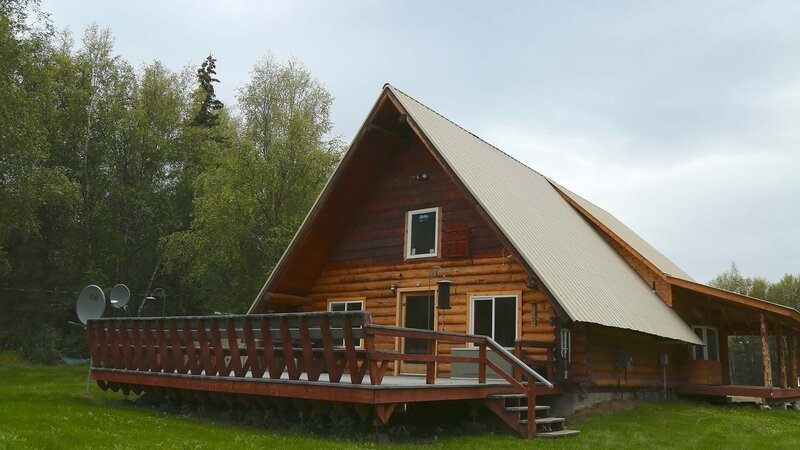 As seen on Living Alaska, home buyers Michael Funes and Jessica Ewing are looking for a home in the Mat- Su Valley that isn’t too remote as Alaska will be a big change from their Delaware home. This property in Wasilla, AK features picturesque views from the back of the property. – Bild: HGTV/​ Scripps Networks, LLC.