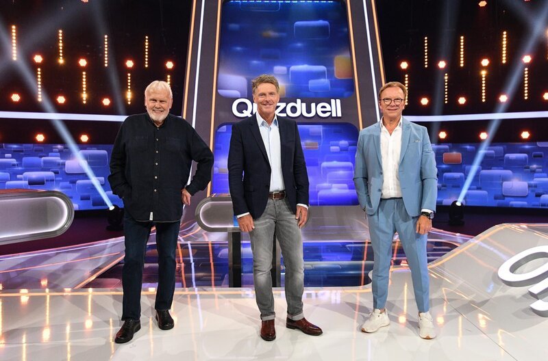 Aufzeichnung zum ARD-Quiz „Quizduell-Olymp“ Moderator Jörg Pilawa mit den Kandidaten des Teams „Legenden“ die Moderatoren Gunther Emmerlich und Wolfgang Lippert. – Bild: ARD/​Uwe Ernst